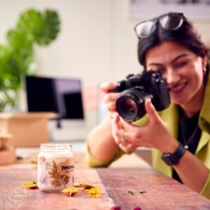 O que é a Análise Financeira É a fotografia do dinheiro do seu negócio. Em linguagem simples, organizamos seus números, apontamos os vazamentos de caixa e definimos KPIs essenciais e próximos passos práticos — base para o plano de 90 dias. Para quem é Vende bem, mas o dinheiro não sobra. Não sabe o preço mínimo por produto/serviço. Paga juros e multas com frequência. “Anda no escuro”: sem previsão clara de entradas/saídas. Não é para quem quer pular direto para execução sem diagnóstico ou não consegue separar 2–4h para a coleta de dados. A metáfora da fotografia (luz → foco → enquadramento) Luz: juntamos extratos e contas para enxergar o que estava no escuro. Foco: organizamos entradas/saídas e marcamos os pontos que fazem o caixa vazar. Enquadramento: definimos 2–3 indicadores simples (margem, ticket, custo fixo) e o que fazer primeiro. O que você recebe Diagnóstico comentado das finanças atuais (onde perde margem/caixa). KPI’s semanais e visuais para acompanhar sem planilhas infinitas. Mini-painel de prioridades com 3 ações de alto impacto (donos e prazos). Próximo passo recomendado: Modelagem de Fluxo de Caixa, Modelagem Financeira ou avanço direto para o DEQ. Sessão de entrega (60–90 min) — a “revelação da foto”. Como funciona Coleta guiada: extratos (12 meses), DRE/balancete recente, contas a pagar/receber e custos fixos (se vende no cartão, envie o resumo). Estudo & ligação dos pontos: organizamos, comparamos e identificamos vazamentos. Entrega: explicamos tudo em linguagem simples e deixamos o próximo passo definido. Janela de entrega: 7–21 dias após a coleta completa. Oferta 30% OFF: de R$ 997 por R$ 697 • inclui sessão de “revelação da foto”. Vantagem de upgrade: seu pagamento vira crédito 100% nos upgrades elegíveis (Modelagem Financeira / DEQ Financeiro). Você também poderá, na pós-entrega (janela de 15 dias), aproveitar o DEQ Completo de R$ 3.997 por R$ 3.297. Compre junto (recomendado) Adicione Modelagem Financeira com 47% OFF e o combo sai por R$ 1.497 — você paga apenas a Modelagem e a Análise sai “por nossa conta”. DEQ é Fotografia. EQS é Filme. Você começa com a foto nítida do dinheiro (DEQ) e, se quiser que a foto vire realidade mês a mês, entra no filme (EQS): rituais semanais, metas claras e execução. Resultados típicos Redução de custos fixos e previsibilidade de caixa. Preço e mix ajustados ao ponto de equilíbrio. Prioridade no que dá impacto imediato (90 dias). Depoimentos “A foto do caixa mostrou estoque parado que drenava meu lucro. Zerei a curva C e sobrou R$ 18k.” — Patrícia, varejo | Goiânia “Renegociei prazos e parei de pagar juros.” — Rogério, oficina | Sorocaba “Margem +6 p.p. em 45 dias.” — Bruna, restaurante | Recife “Ponto de equilíbrio por cadeira. Parei de atender no prejuízo.” — Leandro, clínica | Curitiba “Inadimplência caiu 32%.” — Camila, edtech | São Paulo Perguntas frequentes Prazo? 7–21 dias após a coleta completa. Modelagem de Fluxo de Caixa, quando entra? Quando você quer prever entradas/saídas e agir antes do aperto. E a Modelagem Financeira? É o plano com metas, cenários e ponto de equilíbrio para os próximos meses. Implementação está inclusa? Não. A execução acontece no EQS – Equity Studio, e seu investimento no DEQ vira crédito.